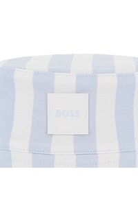 Κουβαδοκαπέλο με μπλε και λευκές ρίγες και υφή ύφανσης. Διαθέτει τετράγωνη λευκή ετικέτα με ανάγλυφο λογότυπο "BOSS" στο πλάι.