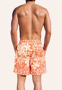 Pantaloni da nuoto da uomo arancioni con motivi floreali e geometrici bianchi. Caratterizzati da una cintura elastica e tasche laterali. Tessuto morbido e leggero.
