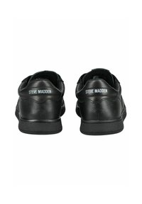 Schwarze Ledersneaker verfügen über eine glatte Textur, eine abgerundete Spitze und eine Gummisohle. "STEVE MADDEN" ist in Weiß auf der Rückseite gedruckt.