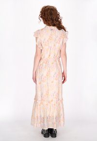 Blumenmaxikleid aus weichem Stoff, in Pastellfarben mit Rüschensäumen und einem gestuften Saum. Der Rücken hat ein Schlüssellochdetail und eine taillierte Taille.