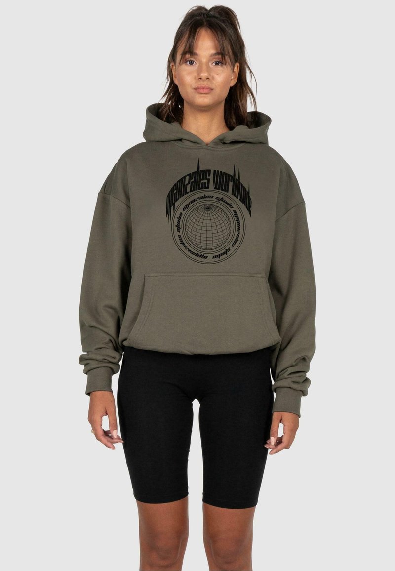 Felpa verde oliva con tasca frontale e design grafico nero, abbinata a pantaloni corti da bici neri. Tessuto morbido con vestibilità comoda.