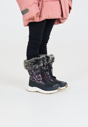 Schwarze winterliche Stiefel mit floralen Mustern, flauschigem grauem Kunstfellumschlag, Gummisohlen und schwarzen Akzenten. Verfügt über eine Schnürung und gepolsterte Kragen.