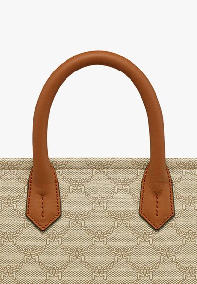 Sac à main en cuir tan avec un corps en tissu beige texturé, arborant un motif d'emblèmes répété et deux poignées rondes.