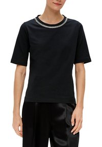 Zwarte t-shirt met korte mouwen en een ronde halslijn, voorzien van een textuur trim in zilver. Gemaakt van zachte, ademende materialen en met een getailleerde pasvorm.