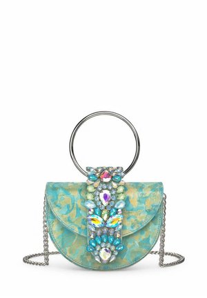 Pequeño bolso turquesa con un diseño curvado, adornado con gemas de colores y un asa metálica redonda; presenta una correa de cadena para mayor versatilidad.