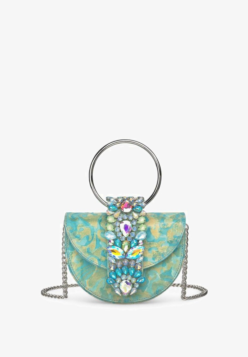 Pequeño bolso turquesa con un diseño curvado, adornado con gemas de colores y un asa metálica redonda; presenta una correa de cadena para mayor versatilidad.