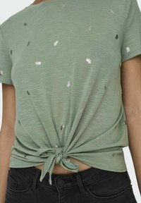 ONLY GESCHNITTEN RUNDHALS  - Printtipaita - hedge green