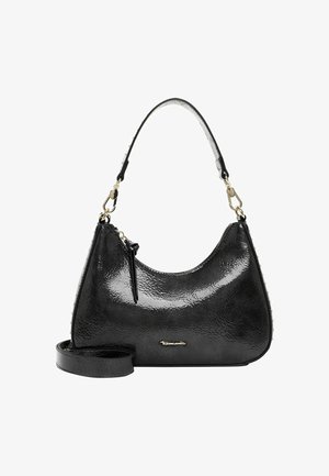 Svart handväska i konstläder med en böjd form, glansig yta och avtagbar axelrem. Har guldfärgade metalldetaljer och varumärkesdekorationer.