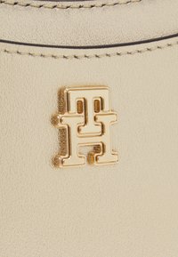 Tommy Hilfiger HOLIDAY SHOULDER BAG - Handbag - gold-coloured