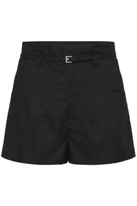 Pantalones cortos de cintura alta negros con pliegues cosidos, bolsillos laterales, presillas para cinturón y un cinturón negro ajustado con una hebilla plateada.