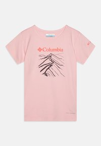 Camiseta de algodón rosa con mangas cortas, que presenta un gráfico de montaña negra y el logo "Columbia" impreso en rojo en la parte delantera y en la manga.