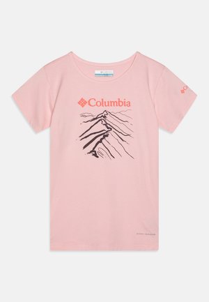 Rožinė medvilninė marškinė su trumpomis rankovėmis, pristatanti juodą kalnų grafiką ir raudoną užrašą "Columbia" ant priekio ir rankovės.
