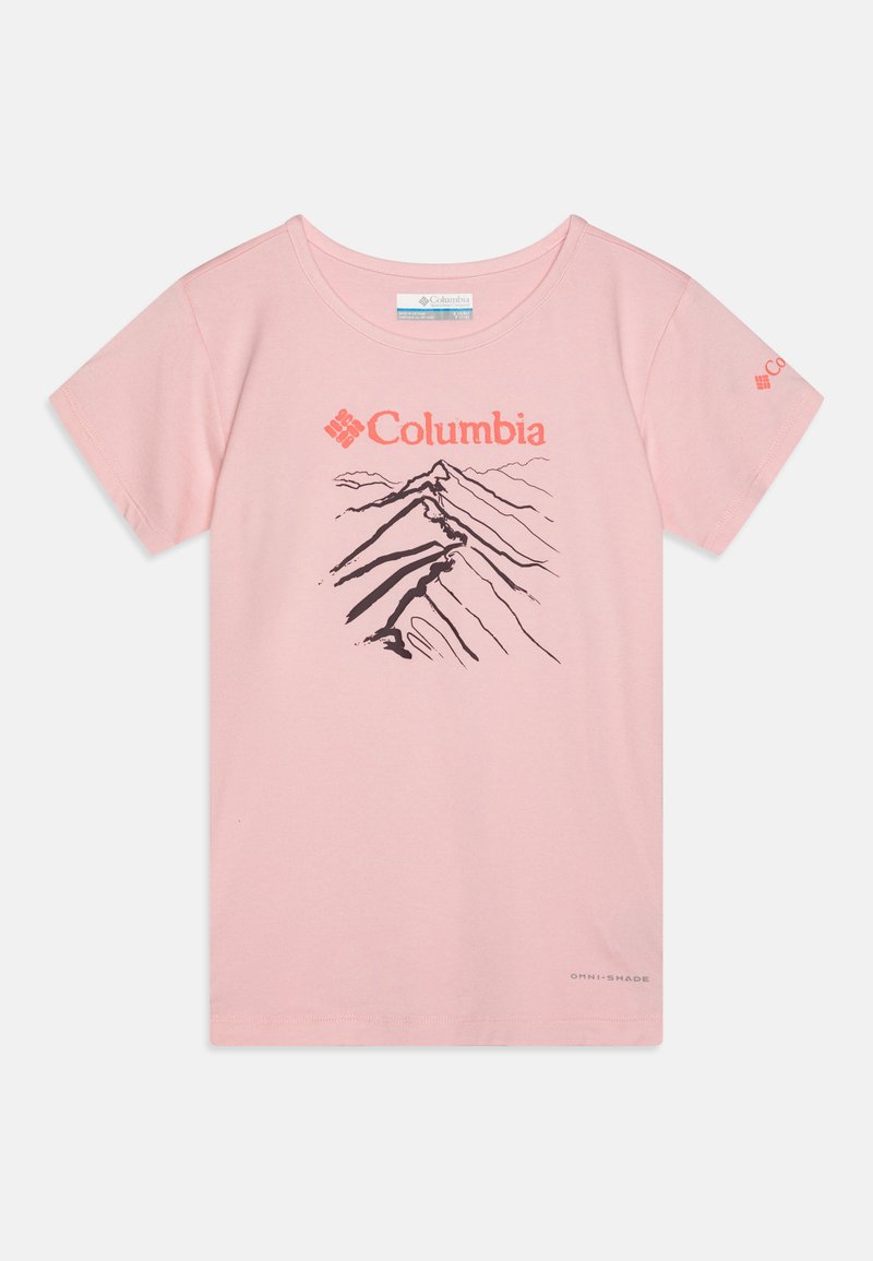 Camiseta de algodón rosa con mangas cortas, que presenta un gráfico de montaña negra y el logo "Columbia" impreso en rojo en la parte delantera y en la manga.