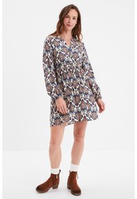 Langärmliges, gemustertes Kleid mit V-Ausschnitt. Abgerundet mit einem blumigen Design in Blau, Orange und Creme. Hergestellt aus leichtem Stoff.
