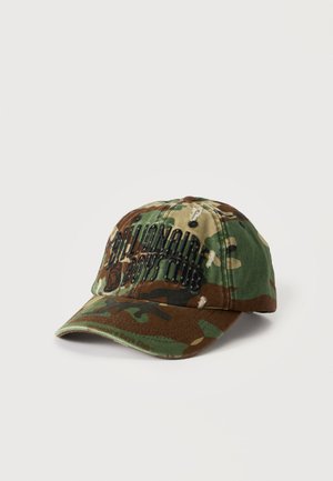 Șapcă de tip baseball cu model camuflaj și cozoroc curbat, brodată în față cu “Billionaire Boys Club” cu litere negre, așezată pe un fundal simplu.
