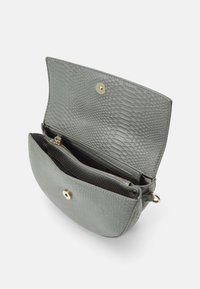 Borsa a tracolla grigia con texture e motivo a pelle di serpente, dotata di chiusura a scatto magnetico, tasca interna con zip e due scomparti.