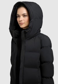 Schwarze Daunenjacke mit hohem Kragen und großer Kapuze. Das Design verfügt über gesteppten Abschnitte und einen Reißverschluss auf der Vorderseite mit einem Logoakzent.