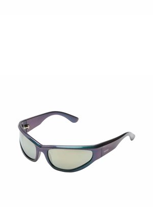 Lunettes de soleil sportives enveloppantes avec monture iridescente foncée et verres miroir, incliné sur fond blanc.