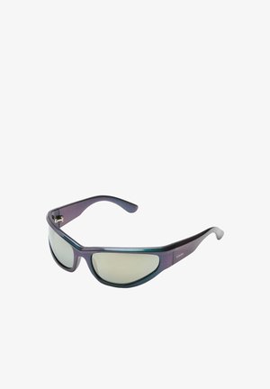 Lunettes de soleil sportives enveloppantes avec monture iridescente foncée et verres miroir, incliné sur fond blanc.