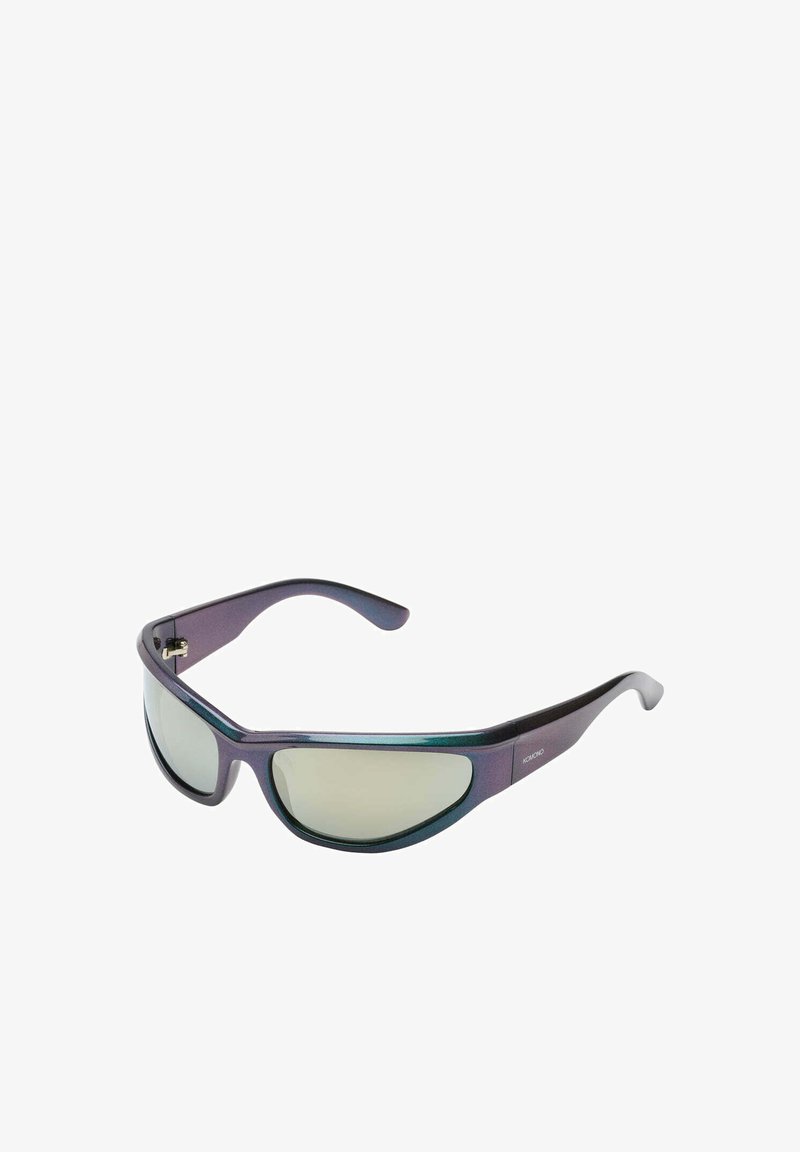 Lunettes de soleil sportives enveloppantes avec monture iridescente foncée et verres miroir, incliné sur fond blanc.