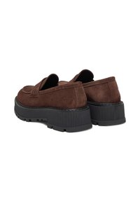 Loafers din suede maro, cu o talpă platformă groasă din cauciuc negru, având un design tradițional și detalii cusute pe partea superioară.