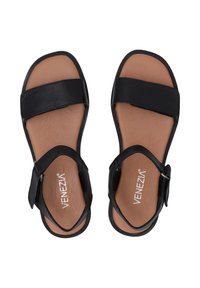 Černé kožené sandály s otevřenou špičkou, dvěma širokými pásky a sponou na kotníku. Hnědá stélka s embosovaným logem značky. Plná podrážka.