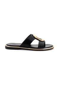 Sandal in pelle nera con due ampie cinghie, punta aperta e dettagli in acciaio dorato. Presenta una sottostruttura nera sottile con bordi dorati.