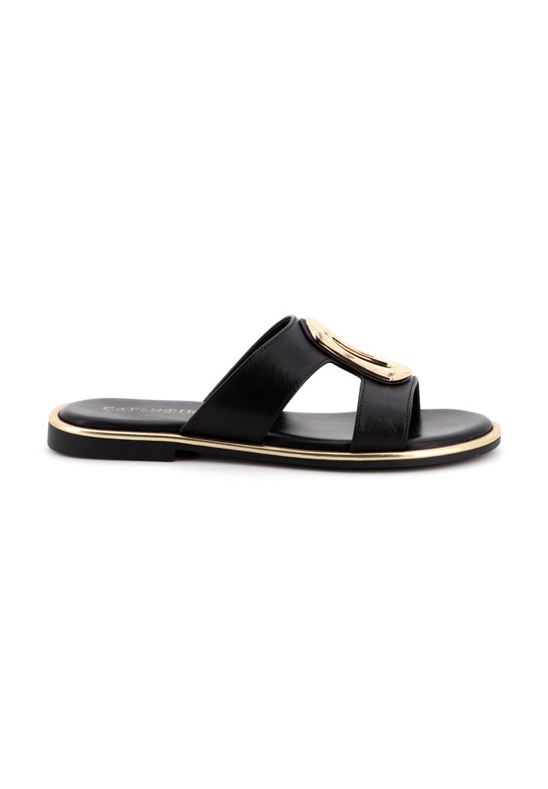 Sandal in pelle nera con due ampie cinghie, punta aperta e dettagli in acciaio dorato. Presenta una sottostruttura nera sottile con bordi dorati.