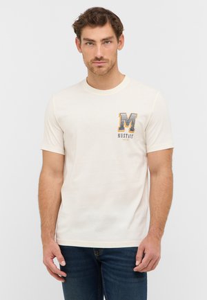 Kurzärmliges cremefarbenes T-Shirt aus weichem Stoff mit einem bedruckten "MUSTANG"-Logo in Grau und Gelb auf der linken Brust.