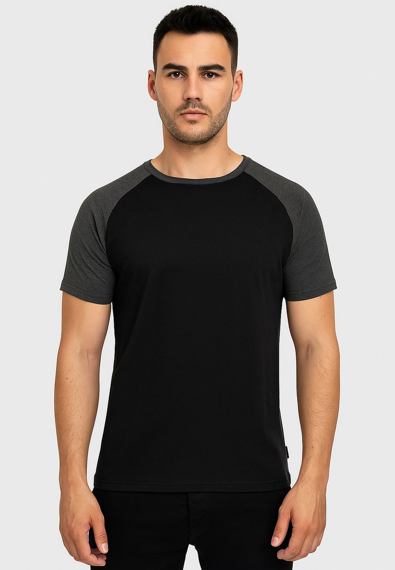 Black t-shirt with short raglan sleeves in dark grey. Made of cotton, featuring a round neckline and a smooth texture. Designed for comfort.