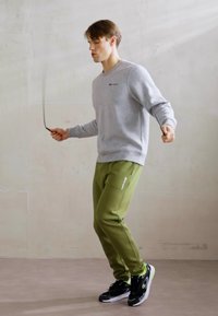 Champion ICONS HEM PANTS - Treniņtērpa apakšdaļas - green