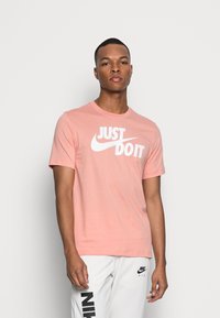 Nike Sportswear TEE  - T-shirt estampada - madder root