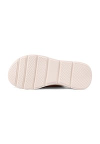 Suola di una scarpa con un materiale in gomma spesso e strutturato di colore crema chiaro. Il design include scanalature multisezione per una maggiore aderenza.