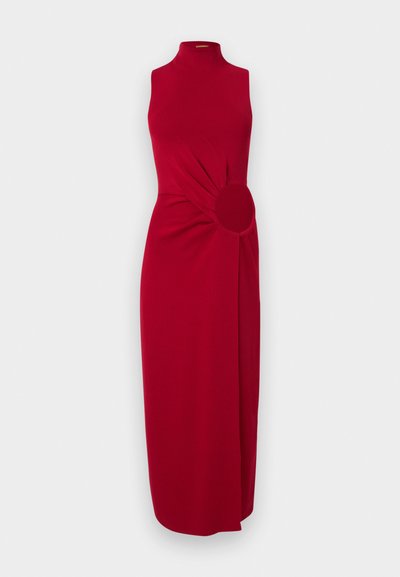 Ujjatlan piros maxi ruha magas nyakkal és deréknál gyűrt anyagrészlettel, jobb oldalon kör alakú díszítéssel.