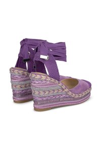 Sandali con tacco a zeppa in suede viola, con accenti intrecciati multicolore, cinturini alla caviglia e design con punta chiusa. Il tacco a zeppa offre altezza.