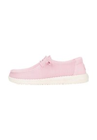 Baskets casual rose clair avec une tige en tissu texturé, dotées d'une semelle blanche avec des éclats subtils et un laçage pour un maintien sécurisé.