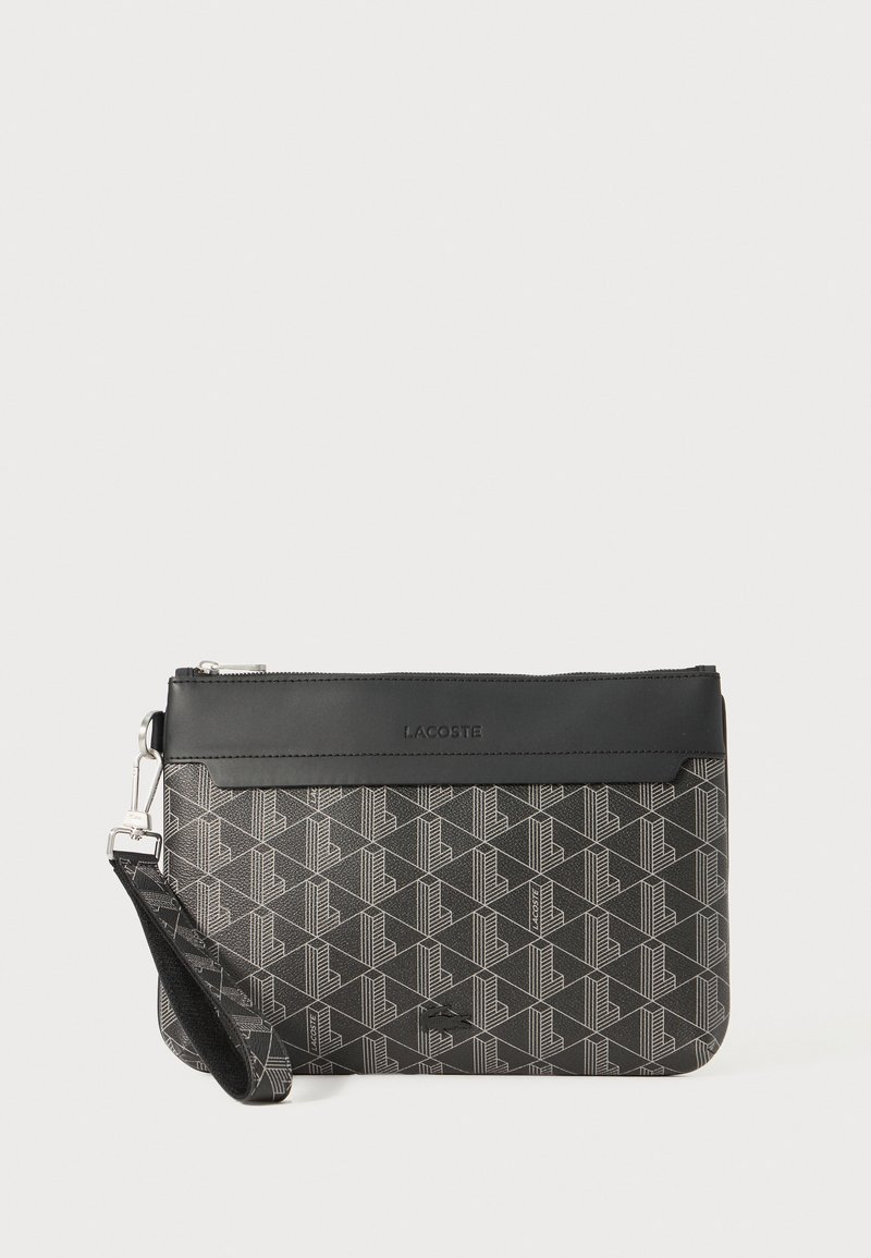 Sort clutch-taske med geometrisk mønster og læderdetaljer; har en aftagelig rem og en messinglåse i sølvfarve; brandlogo synligt på toppen.