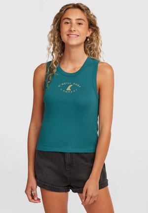 Türkisfarbenes, geripptes Tanktop mit rundem Ausschnitt und goldfarbenem, im Siebdruck aufgedrucktem Logo, kombiniert mit schwarzen Jeansshorts. Kurze Ärmel und eine figurbetonte Passform.