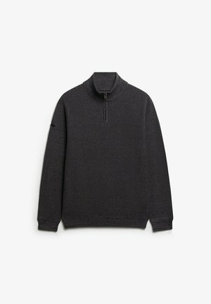 Czarny szary sweter w fakturowanym splotcie, z wysokim kołnierzem i półzamkiem. Prążkowane mankiety i dół. Bez widocznych wzorów.