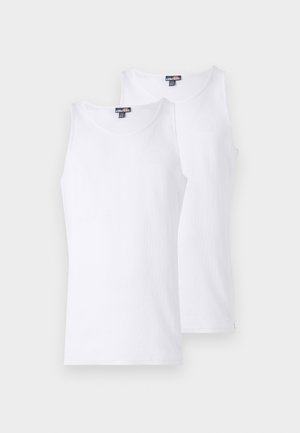 Λευκά βαμβακερά αμάνικα μπλουζάκια σε συσκευασία των δύο, με στρογγυλή λαιμόκοψη και στενή εφαρμογή. Διακριτική λεπτομέρεια λογότυπου στο στήθος. Μαλακή υφή.