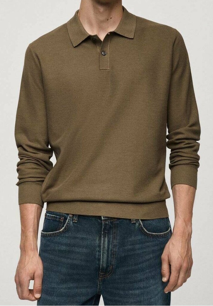 Pitkähihainen polo, joka on valmistettu tekstuurisesta oliivinvihreästä kankaasta, jossa on klassinen kaulus ja kolmesta napista koostuva nappilista, yhdistettynä tummansinisiin farkkuihin.