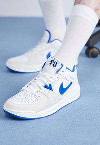 Unselected, white/game royal/black/sail