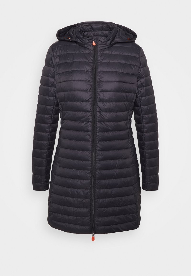 Veste matelassée noire rembourrée jusqu'aux genoux avec capuche, fermeture éclair avant avec tirettes orange, et manches longues sur fond blanc uni.