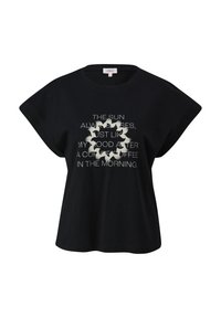 Schwarzes Baumwoll-T-Shirt mit kurzen Ärmeln, mit weißem Text und Vogelgrafik. Der Text lautet: "DIE SONNE GEHT IMMER AUF, GENAU WIE MEINE STIMMUNG NACH EINER TASSE KAFFEE."