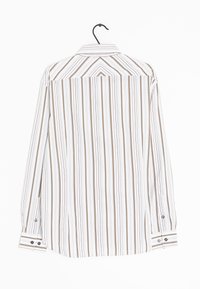 Camicia a maniche lunghe appesa a un gancio, con righe verticali marroni e beige, polsini con bottoni e colletto a punta.