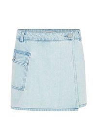 Gonna in denim blu chiaro con tasca frontale e accessori in argento. Il design presenta uno stile avvolgente e un orlo leggermente sfilacciato.