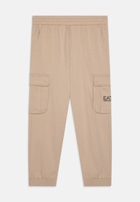 Pantalons cargo beiges en tissu doux, dot�és d'une taille élastique, de deux poches latérales et de deux grandes poches cargo. Logo "EA7" visible.