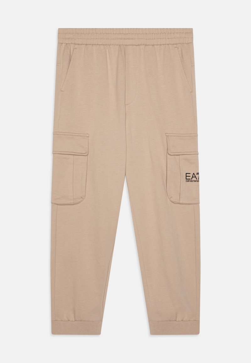 Pantalons cargo beiges en tissu doux, dotés d'une taille élastique, de deux poches latérales et de deux grandes poches cargo. Logo "EA7" visible.