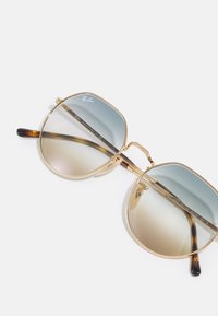Occhiali da sole in metallo dorato con montatura geometrica, lenti sfumate che passano dal grigio al beige e punte delle astine in motivo tartaruga.