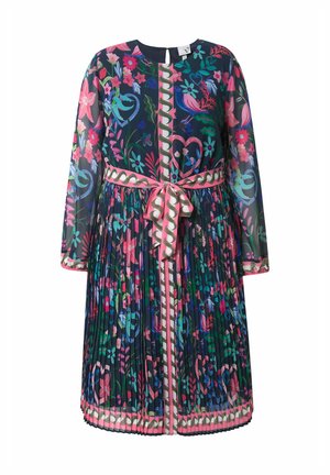 Robe à manches longues plissée avec des motifs floraux et d'oiseaux en rose, bleu et vert, dotée d'une ceinture rose nouée à la taille et d'une bordure à motifs.